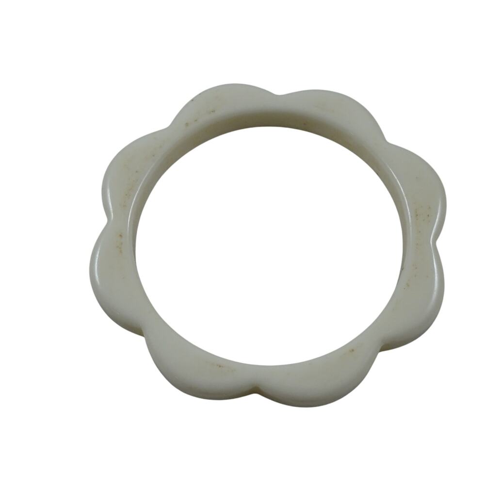 Vintage Set of 2 Bangle Bracelets Yellow Stripe & Scalloped Flower Shape White - Picture 2 of 6